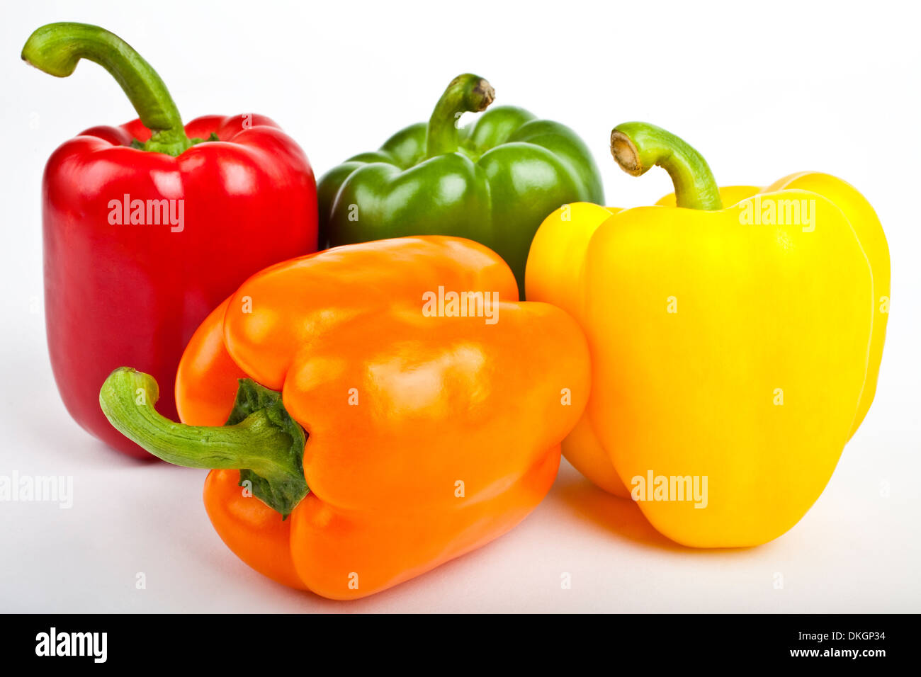 Quattro i peperoni su uno sfondo bianco. Foto Stock