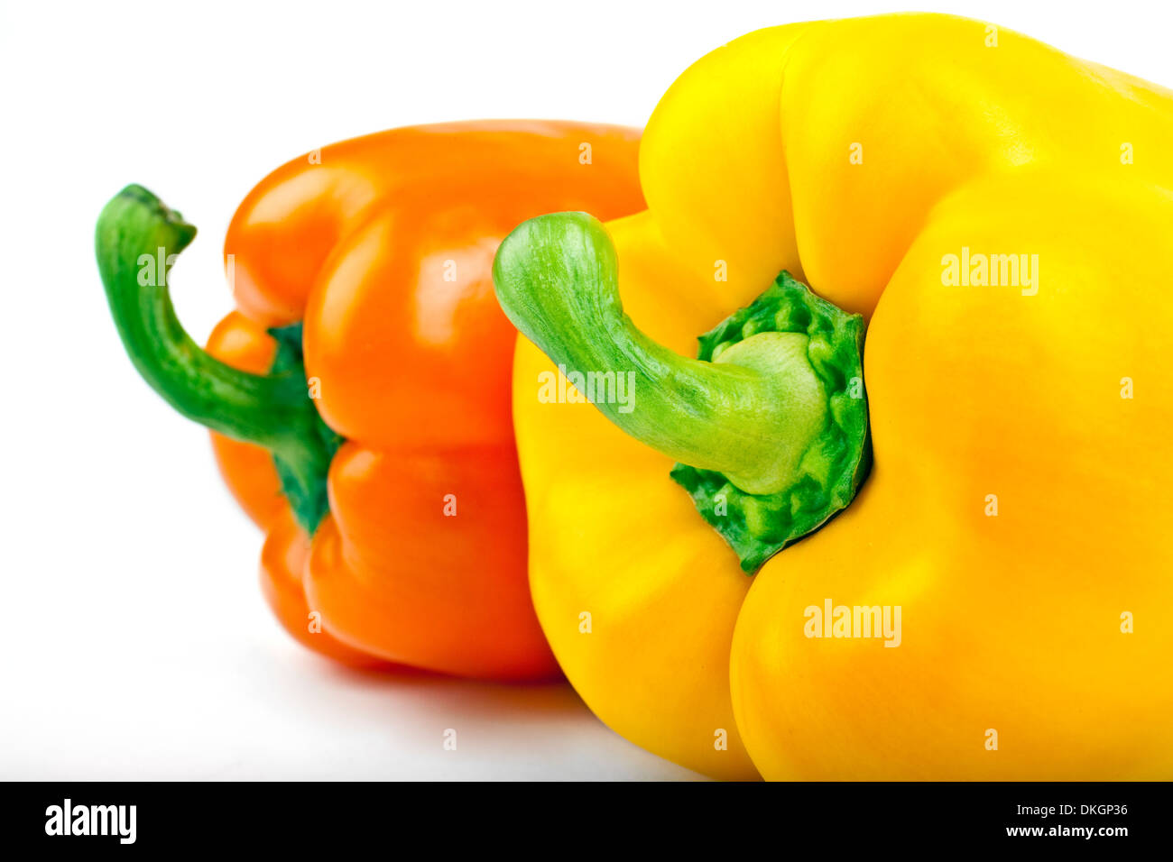 Un giallo e arancio il peperone su uno sfondo bianco. Foto Stock