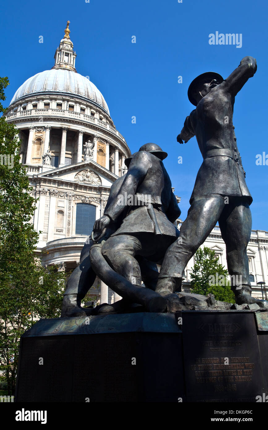 I Vigili del Fuoco Nazionale Memorial e la Cattedrale di Saint Paul. Foto Stock