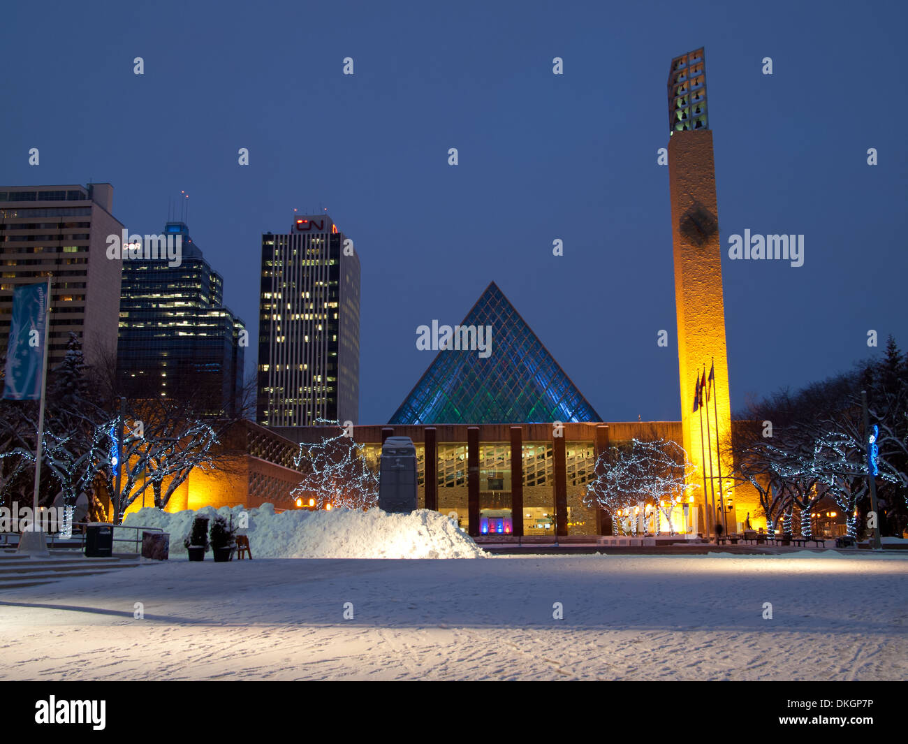 Una vista notturna di Edmonton City Hall, Sir Winston Churchill Square e il centro di Edmonton in inverno. Edmonton, Alberta, Canada. Foto Stock