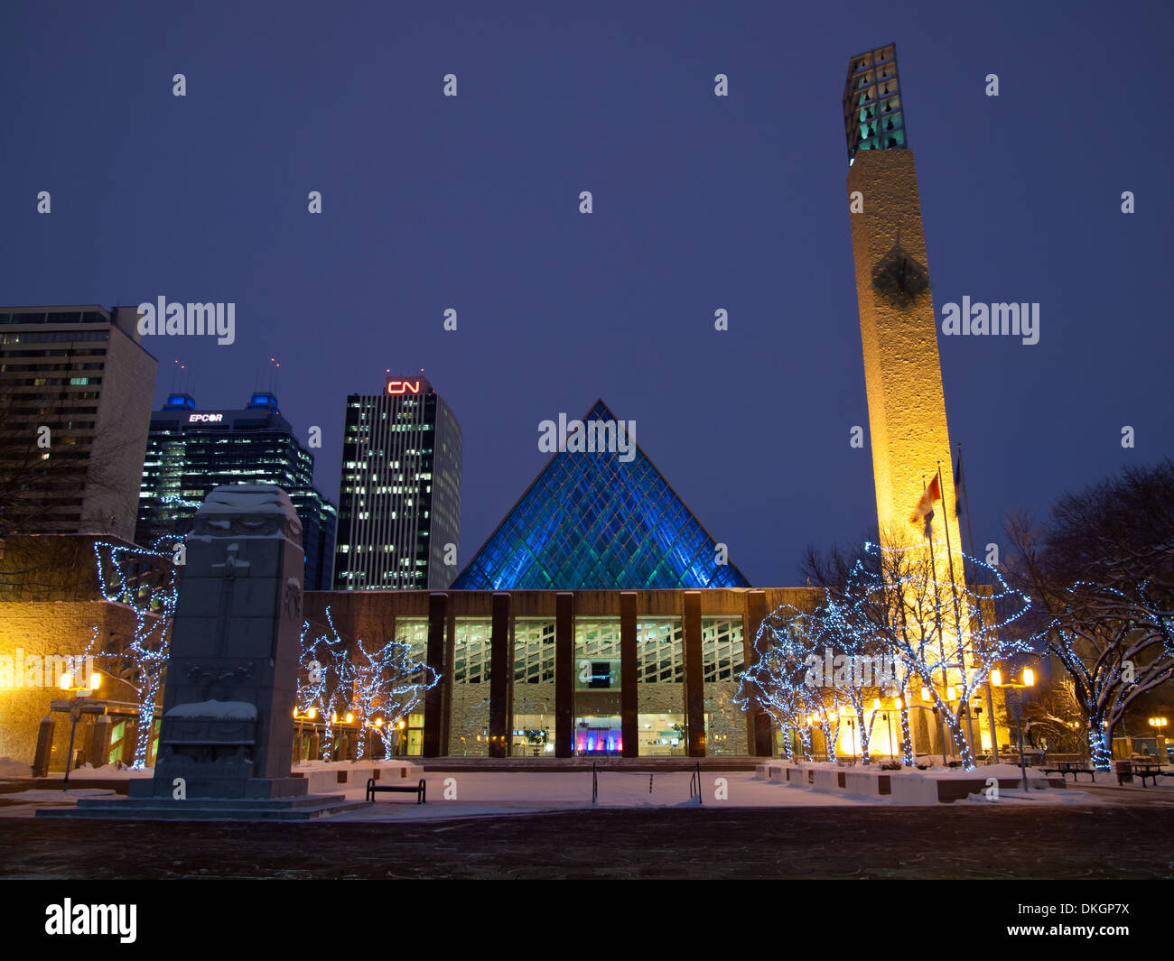 Una vista notturna di Edmonton City Hall, Sir Winston Churchill Square e il centro di Edmonton in inverno. Edmonton, Alberta, Canada. Foto Stock