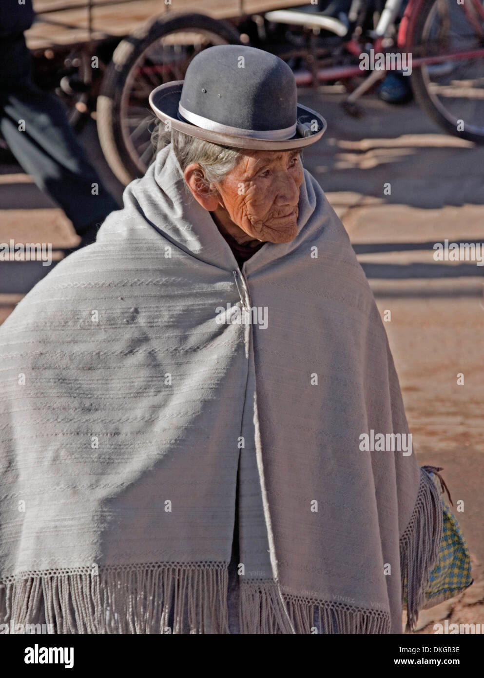 Anziana signora indigene indossare scialle grigio e bombetta peruviana nel villaggio andino di Moho, Sud America Foto Stock