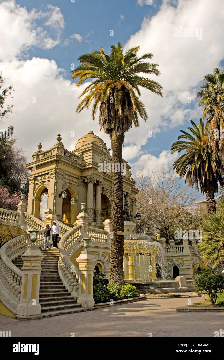 Ornano la Fontana e la forte storico con palme a Cerro Santa Lucia parchi pubblici nel centro della città di Santiago del Cile Foto Stock
