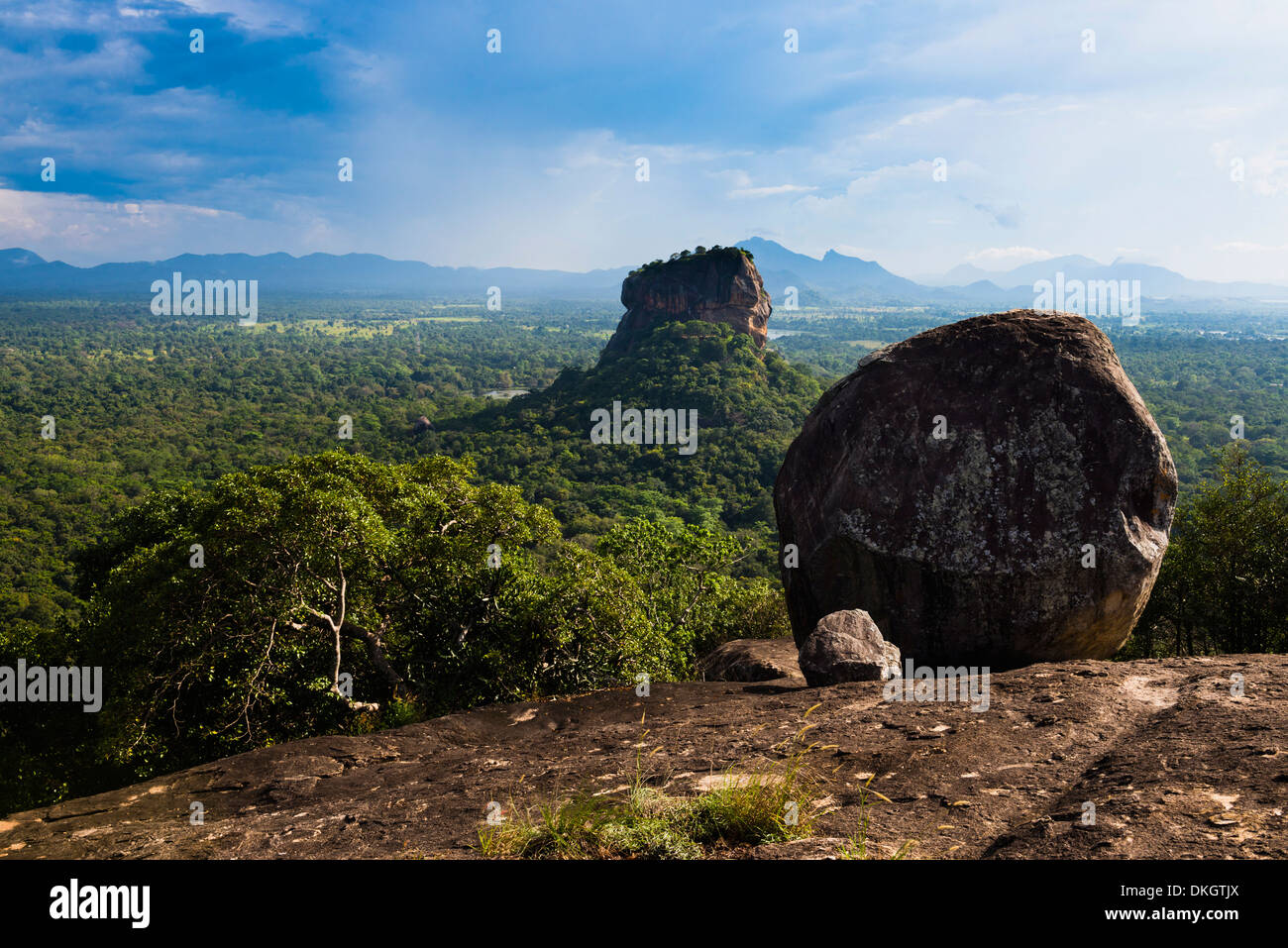 Sigiriya rock fortezza, Sito Patrimonio Mondiale dell'UNESCO, visto da Pidurangala Rock, Sri Lanka, Asia Foto Stock