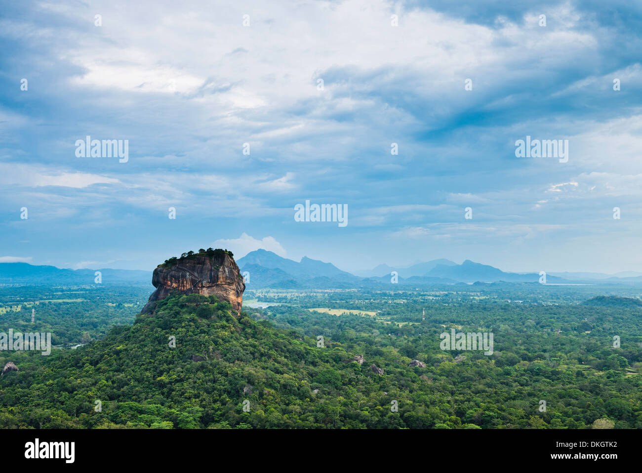 Sigiriya rock fortezza, Sito Patrimonio Mondiale dell'UNESCO, visto da Pidurangala Rock, Sri Lanka, Asia Foto Stock