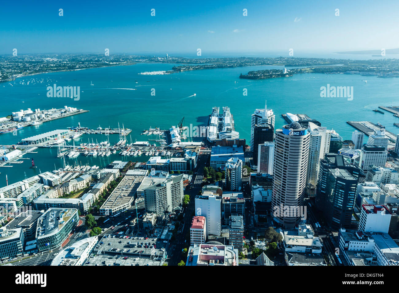 Vista aerea della città di Auckland dalla Sky Tower di Auckland, Isola del nord, Nuova Zelanda, Pacific Foto Stock
