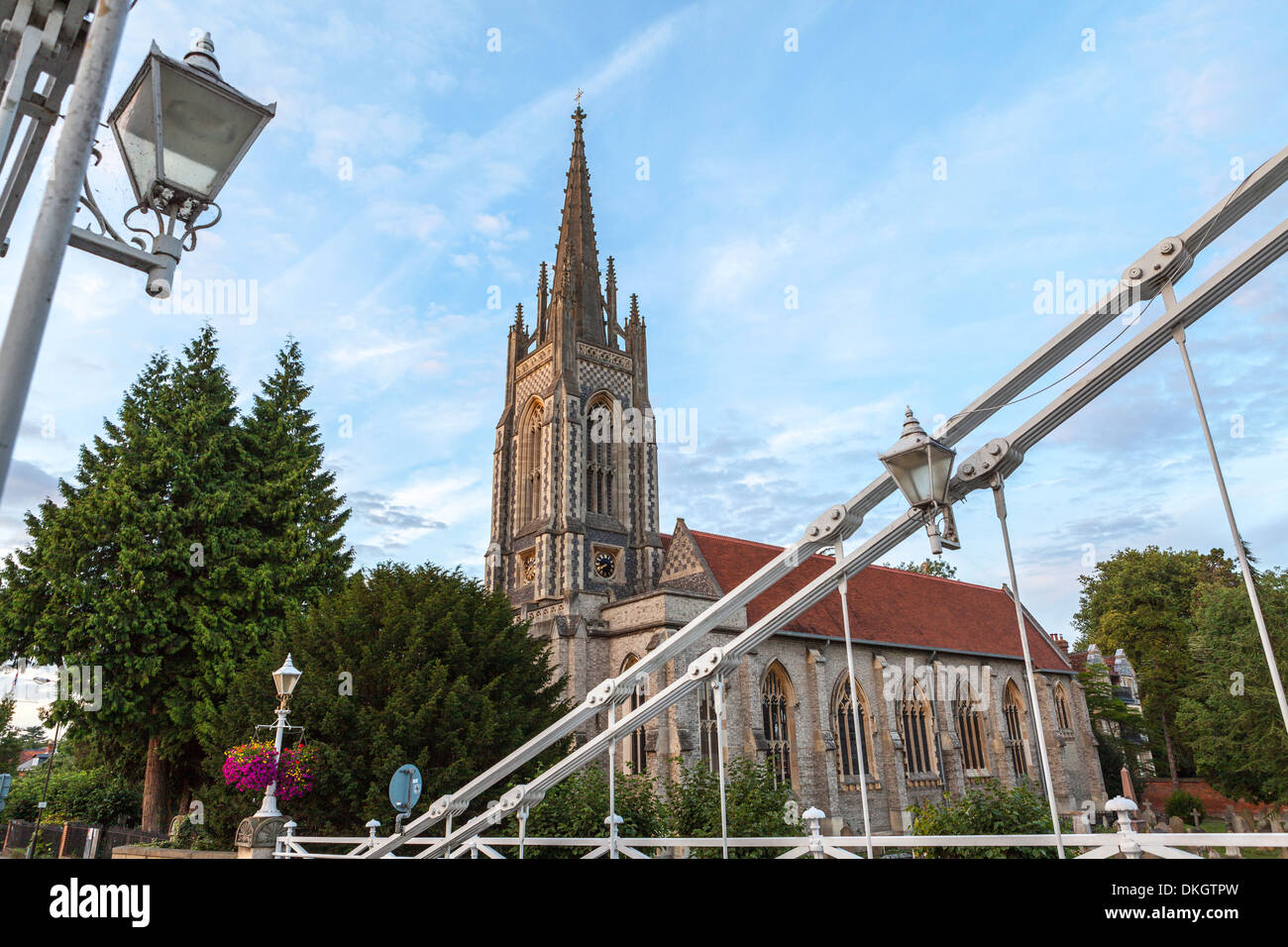 Marlow Bridge conduce passato chiesa di Tutti i Santi, Marlow, Buckinghamshire, Inghilterra, Regno Unito, Europa Foto Stock