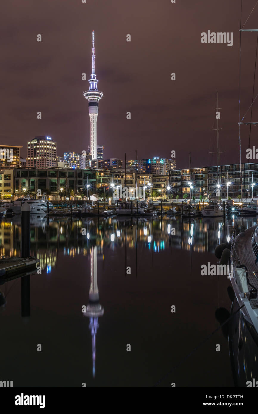 Vista notturna della città di Auckland dal porto di Auckland, Isola del nord, Nuova Zelanda, Pacific Foto Stock