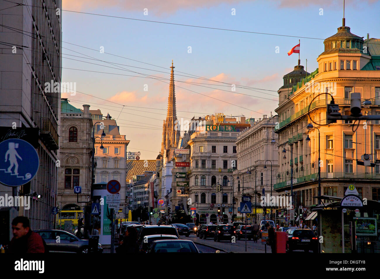 Scena cittadina con la cattedrale di Santo Stefano in background, Vienna, Austria, Europa Foto Stock