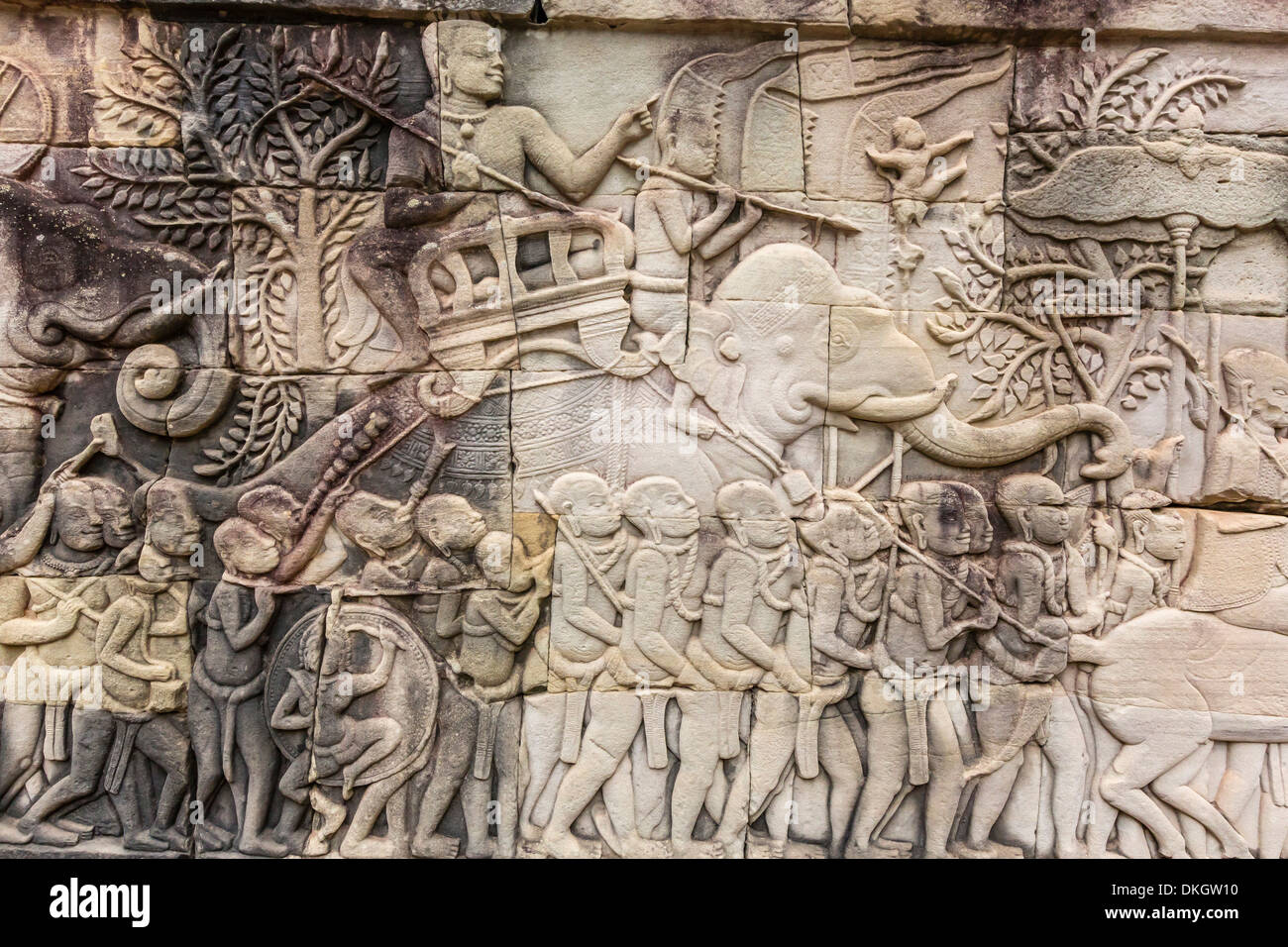 Il bassorilievo incisioni nel tempio Bayon in Angkor Thom, Angkor, Sito Patrimonio Mondiale dell'UNESCO, Siem Reap Provincia, Cambogia Foto Stock