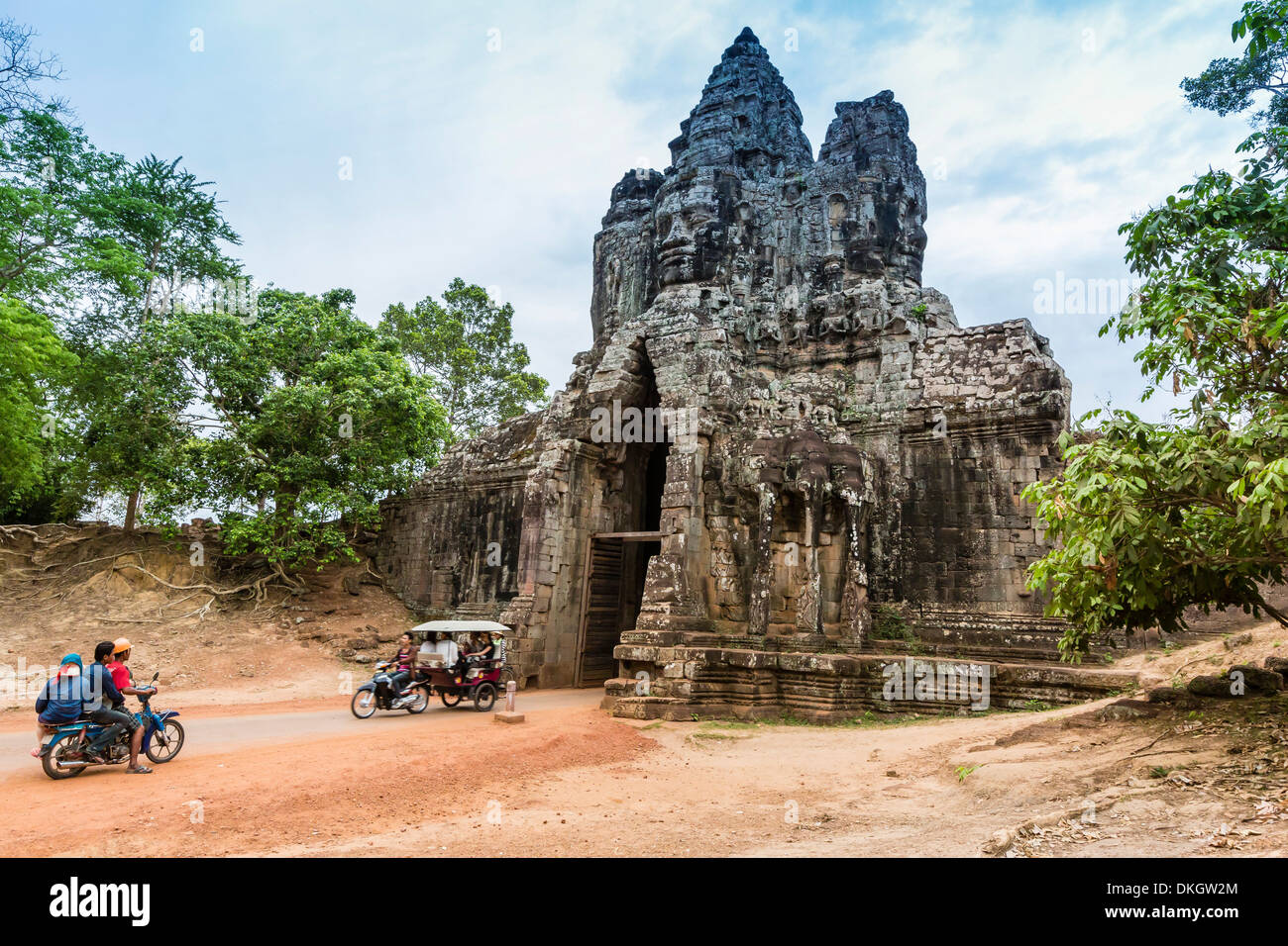La porta sud di Angkor Thom, Angkor, Sito Patrimonio Mondiale dell'UNESCO, Siem Reap Provincia, Cambogia, Indocina, Asia sud-orientale, Asia Foto Stock