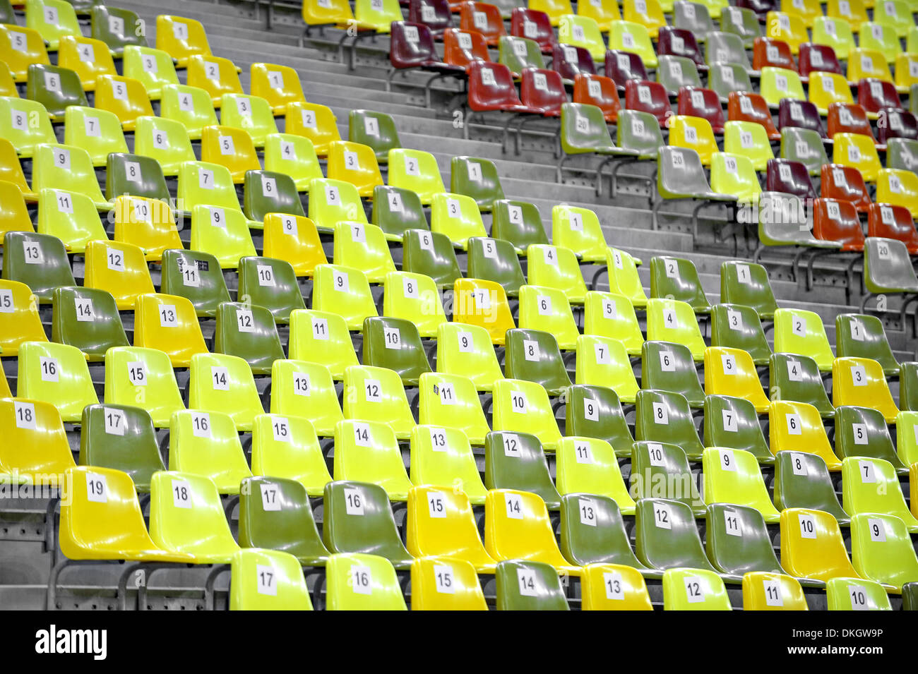 Stadio vuoto sedili colorati con nocturne riflessioni luci Foto Stock