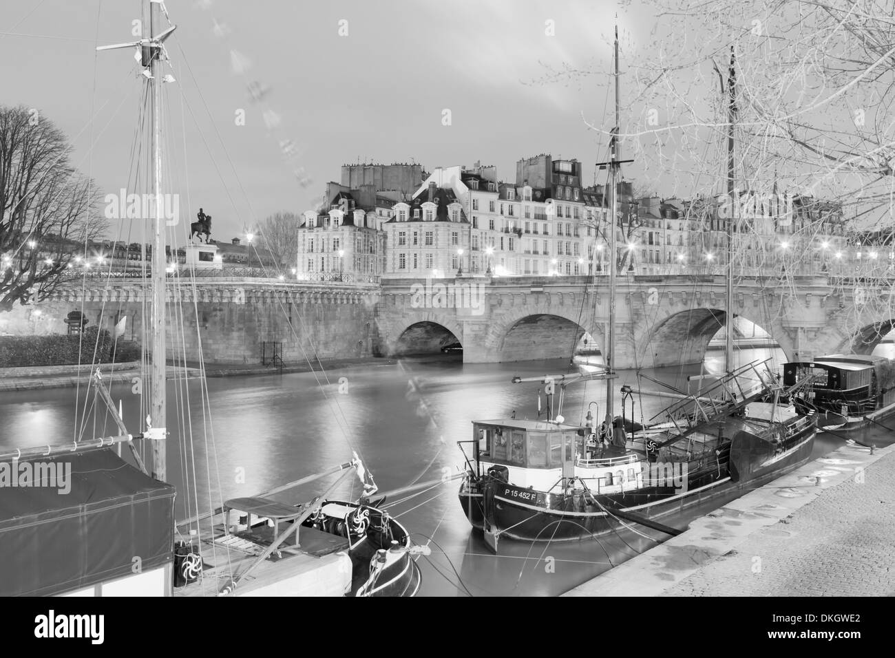 Navi sul Fiume Senna e Pont Neuf Bridge, Parigi, Ile de France, Francia, Europa Foto Stock