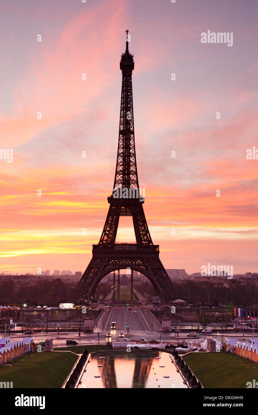 Torre Eiffel a sunrise, Parigi, Ile de France, Francia, Europa Foto Stock