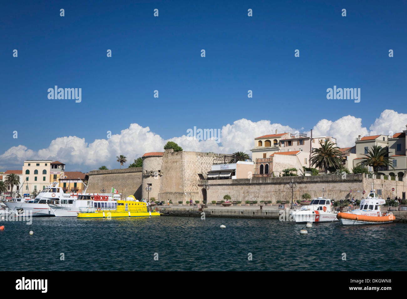 Porta e il muro della città di Alghero, provincia di Sassari, Sardegna, Italia, Mediterraneo, Europa Foto Stock