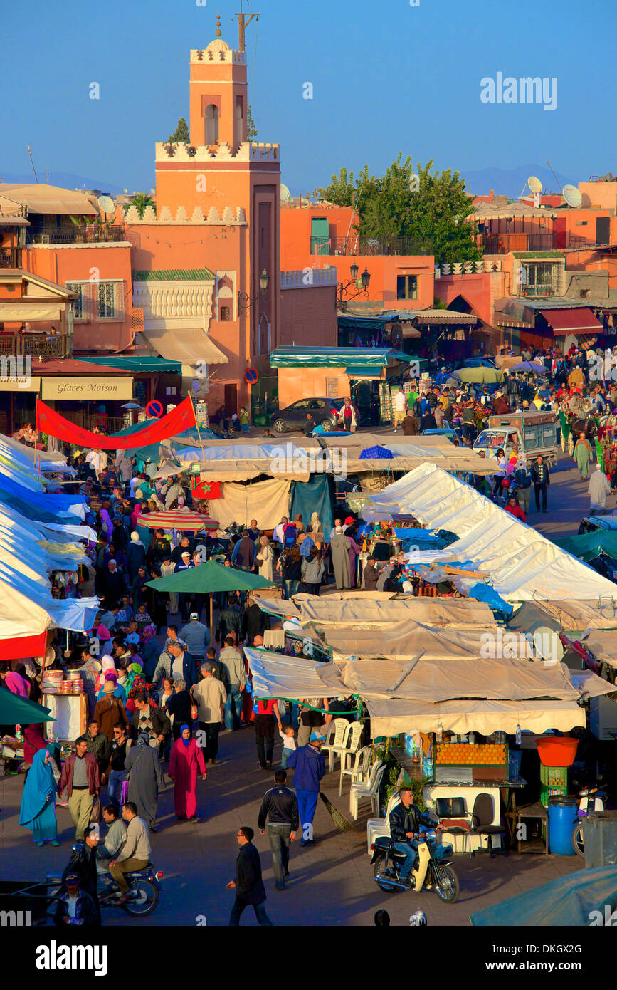 Ristoranti, terrazze, Kharbouch Moschea e minareto, di Jemaa el Fna a Marrakech, Marocco, Africa Settentrionale, Africa Foto Stock