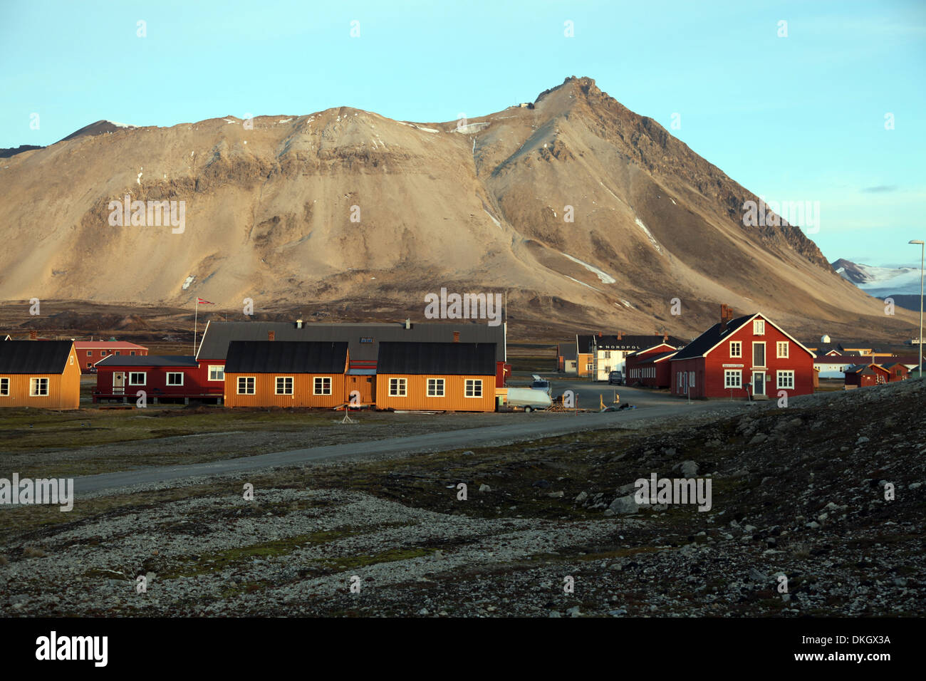 Ny Alesund, la più settentrionale insediamento nel mondo, una base per gli scienziati internazionali, Svalbard, Norvegia e Scandinavia Foto Stock
