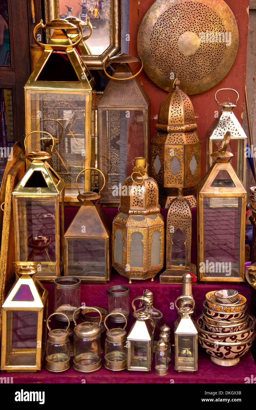 Ottone e lanterne in rame per la vendita in strada della Medina di Marrakech, Marocco, Africa del Nord Foto Stock