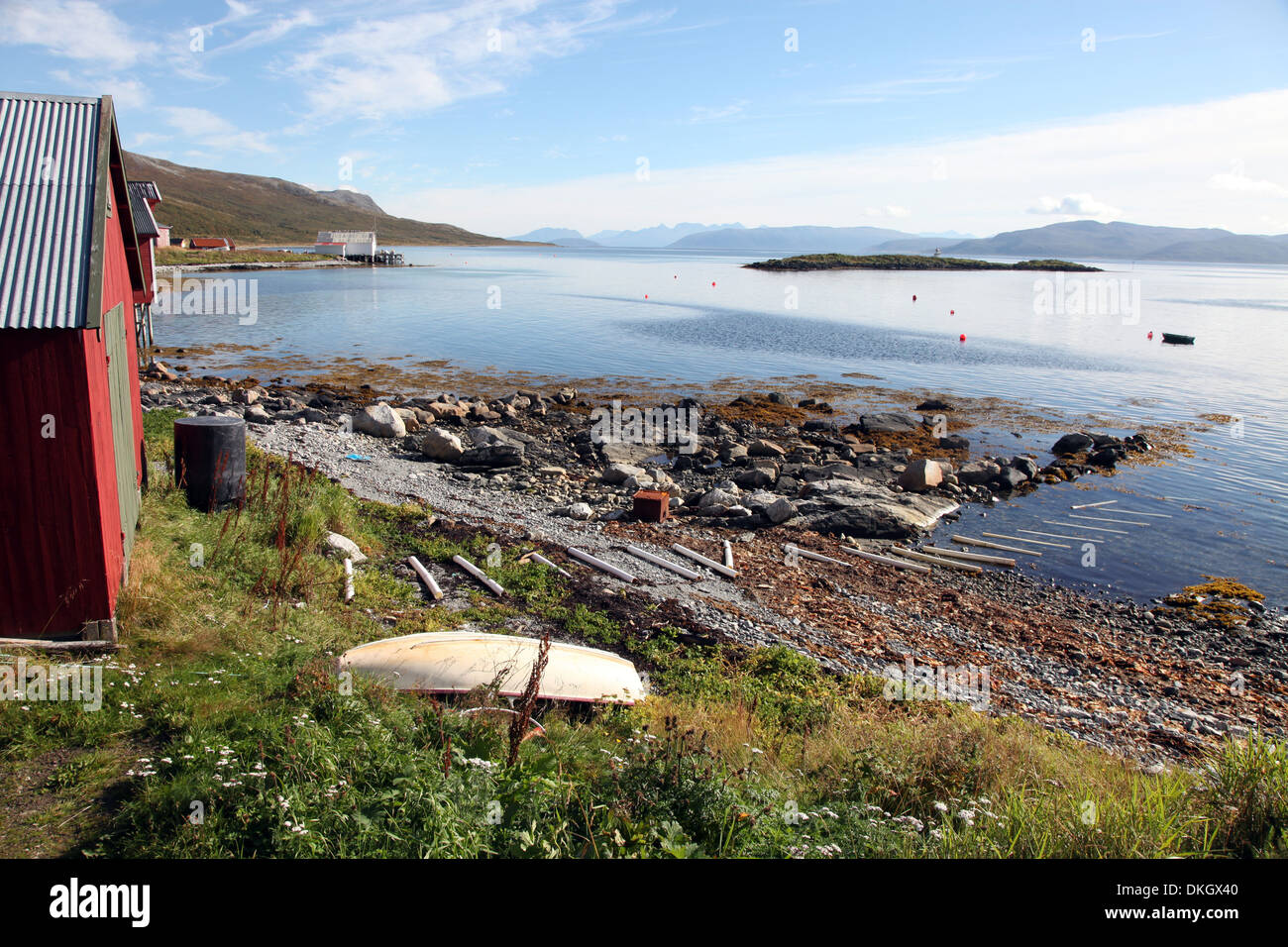 Boat House e slittamento. Helgoy, Kvalsund, Norvegia del Nord, Norvegia, Scandinavia, Europa Foto Stock