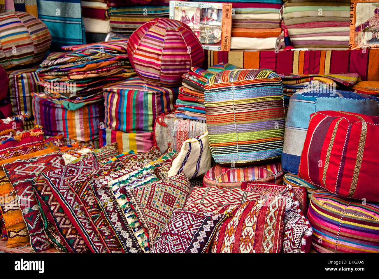 Cuscini tipici in street shop, Marrakech, Marocco, Africa Settentrionale, Africa Foto Stock