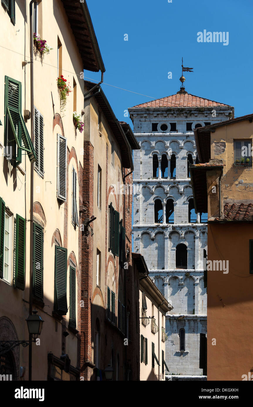 Via di Poggio e il Campanile di San Michele, Lucca, Toscana, Italia, Europa Foto Stock
