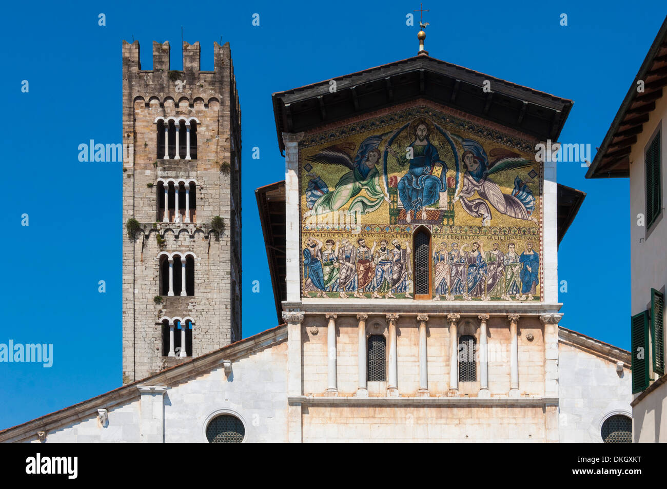 Pannello verniciato sopra l'entrata, San Frediano, Lucca, Toscana, Italia, Europa Foto Stock