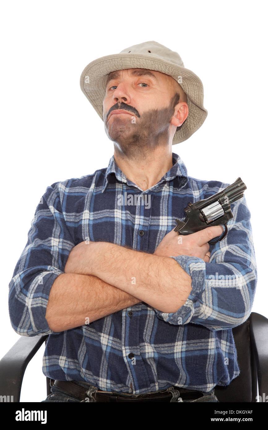 Uomo pericoloso con la pistola sedere sulla sedia Foto Stock