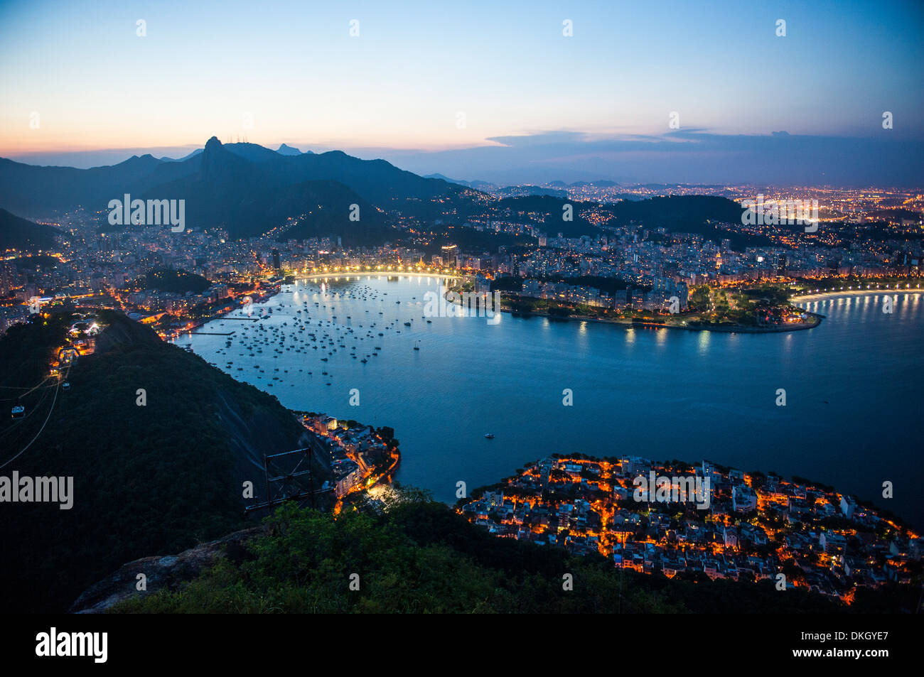 Vista dalla Sugarloaf al tramonto, Rio de Janeiro, Brasile, Sud America Foto Stock