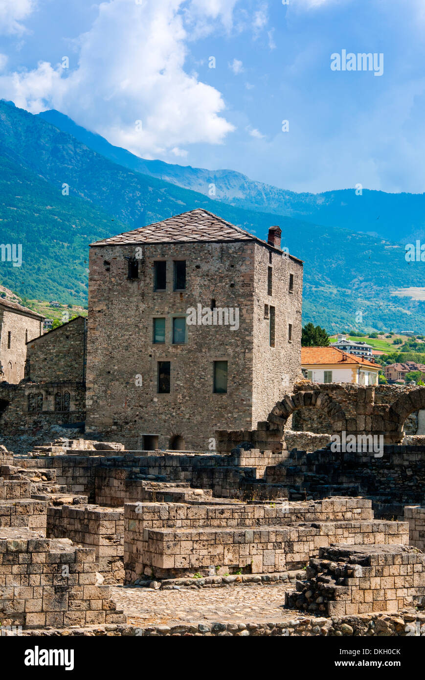 Teatro romano (Teatro Romano) e Fromage tower, Aosta, Valle d'Aosta, Alpi Italiane, Italia, Europa Foto Stock