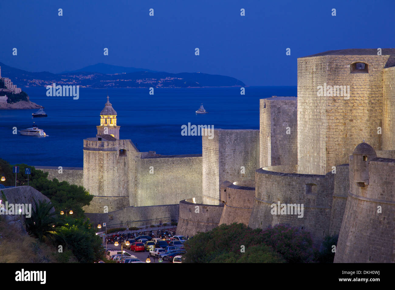 Vecchie mura della città al tramonto, Sito Patrimonio Mondiale dell'UNESCO, Dubrovnik, Dalmazia, Croazia, Europa Foto Stock