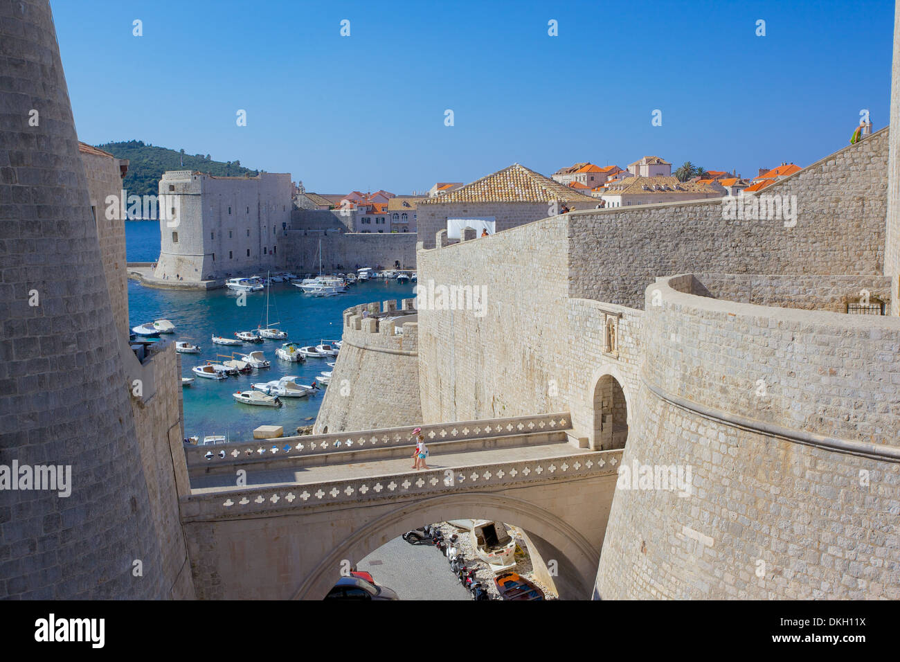 Porto e alle mura della vecchia città, patrimonio mondiale dell UNESCO, Dubrovnik, Dalmazia, Croazia, Europa Foto Stock