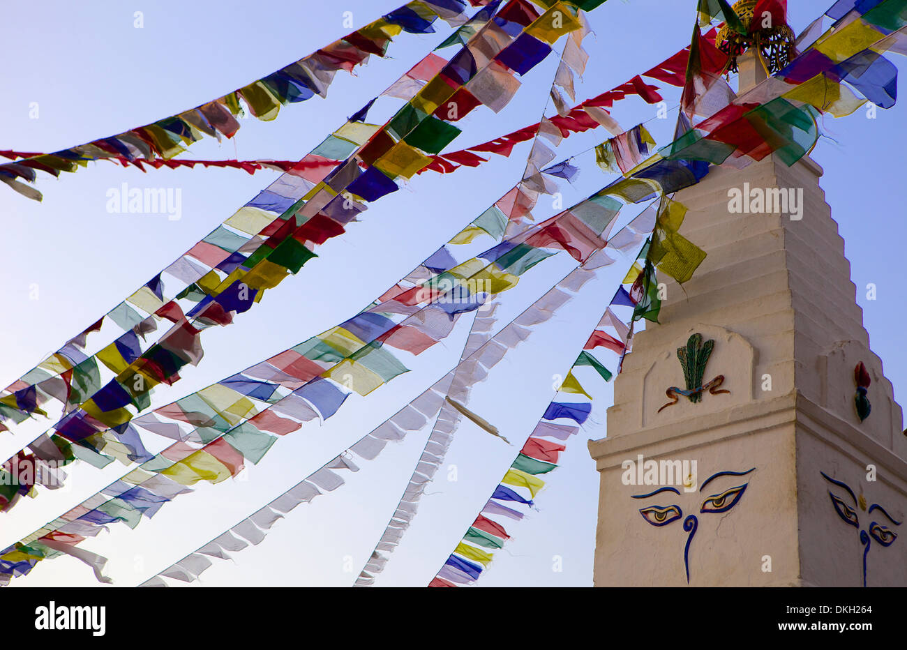 Stupa e bandiere di preghiera nel Whochen Thokjay Choyaling Monastero, Swayambhu, Nepal, Asia Foto Stock