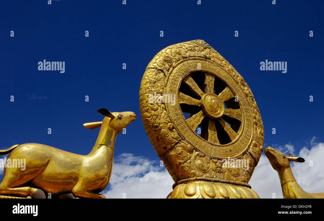 Golden Wheel del Dharma e cervi sculture sul sacro tempio di Jokhang tetto, Barkhor Square, Lhasa, in Tibet, in Cina Asia Foto Stock