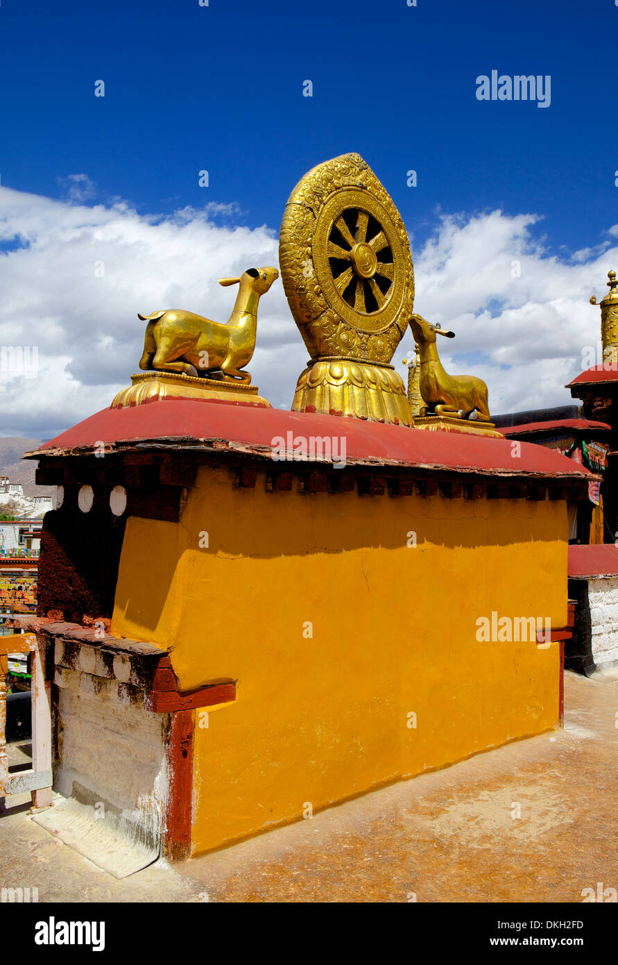 Golden Wheel del Dharma e cervi sculture sul sacro tempio di Jokhang tetto, Barkhor Square, Lhasa, in Tibet, in Cina Asia Foto Stock