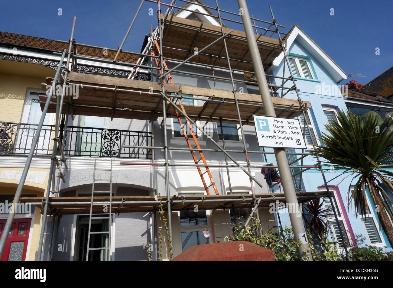 Edwardian lungomare casa essendo decorate in Worthing, West Sussex, Regno Unito Foto Stock