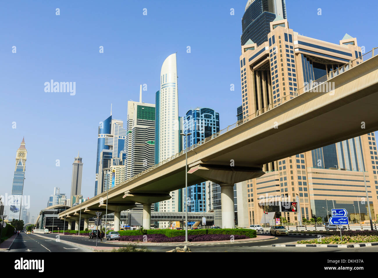 Metropolitana sopraelevata via su Sheikh Zayed Road, Dubai, Emirati Arabi Uniti, Medio Oriente Foto Stock