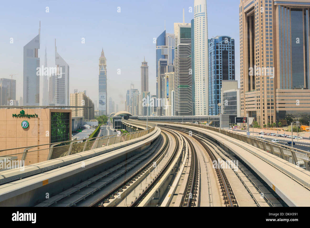 Metropolitana sopraelevata via su Sheikh Zayed Road, Dubai, Emirati Arabi Uniti, Medio Oriente Foto Stock