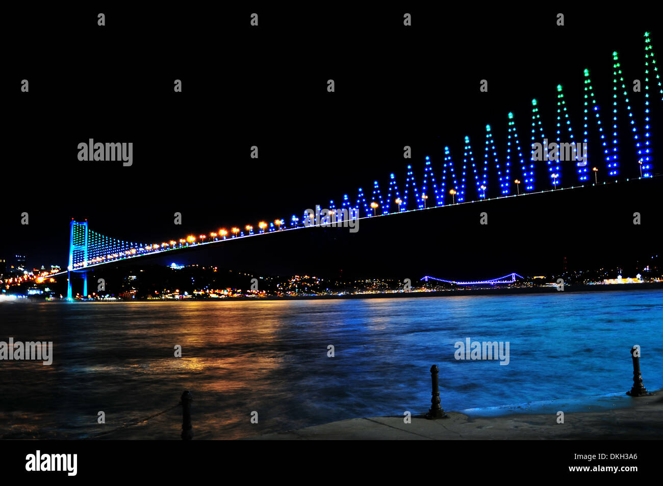 Ponte sul Bosforo alla notte, Istanbul Turchia Foto Stock