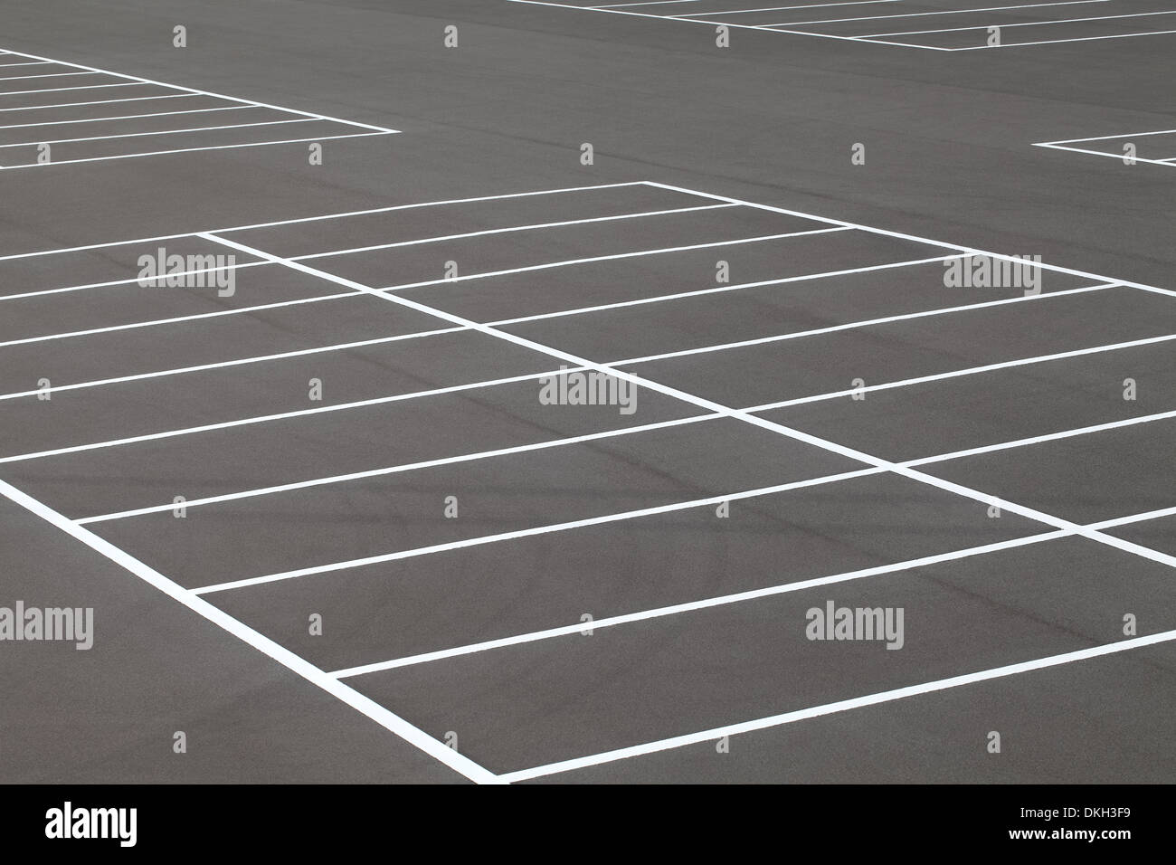 Vuoto spazio parcheggio per auto con contrassegno bianco Foto Stock