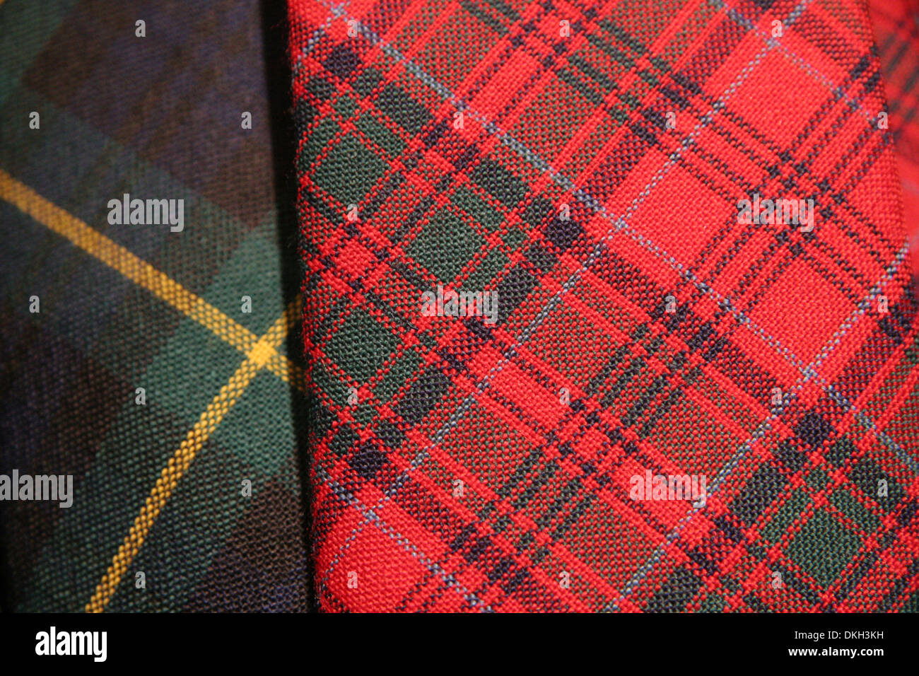 Chiusura del tessuto di tartan. Combinazione di rossi, verdi, blu e crema. Tradizionalmente Scotish in rappresentanza di clan, Scozia. Foto Stock