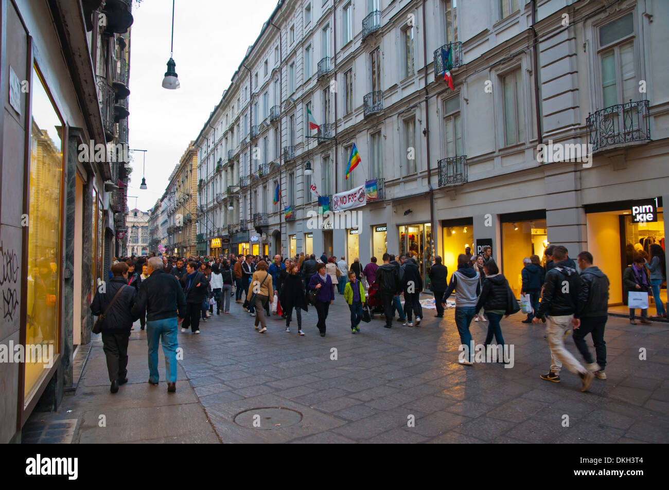 Via Garibaldi strada pedonale dello shopping Quadrilatero Romano di Torino, Italia Europa Foto Stock