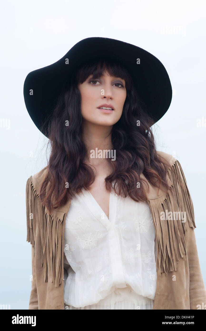 Donna che indossa un cappello, bohemian fashion style Foto Stock