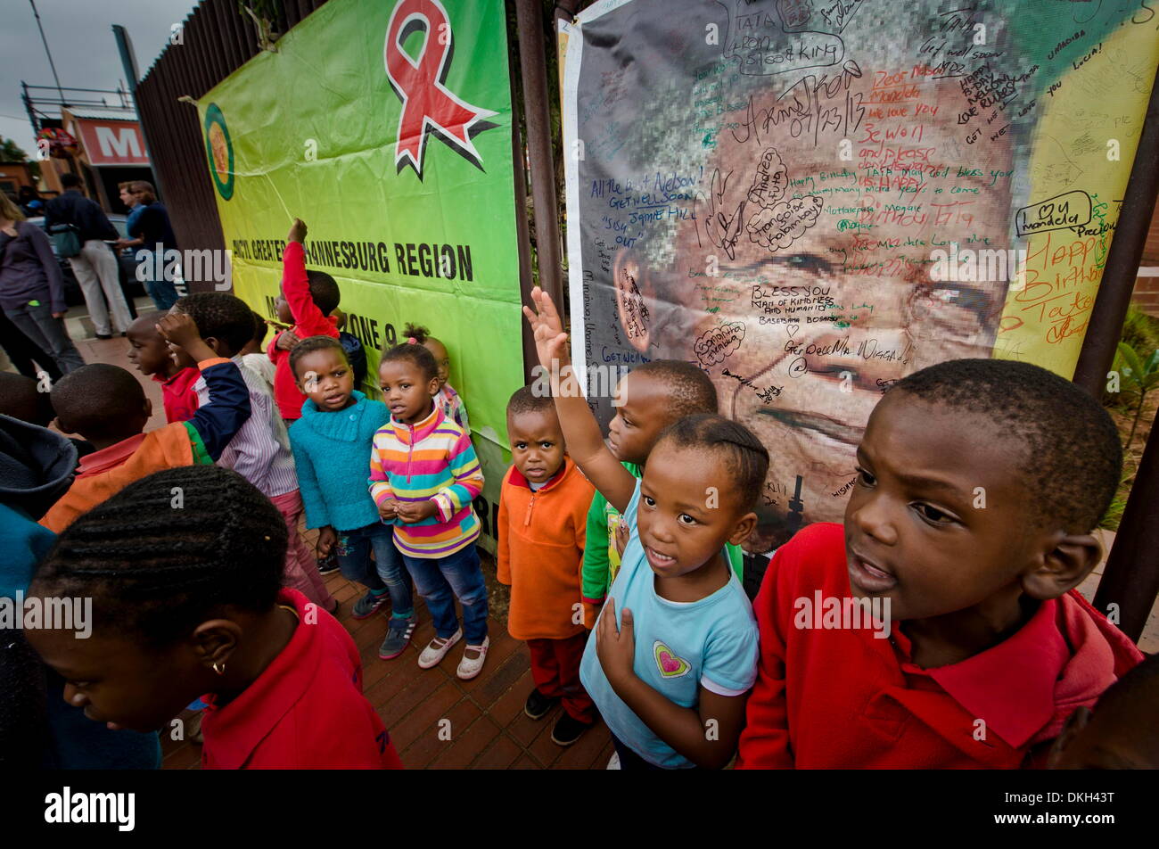 Soweto, Sud Africa. Il 6 dicembre 2013. Le persone si radunano in Vilakazi Street il 6 dicembre 2013 a Soweto, Sud Africa. Il padre della patria, Nelson Mandela, Tata Madiba, passate tranquillamente la sera del 5 dicembre 2013 nella sua casa di Houghton con la famiglia. (Foto di Gallo Immagini / Foto24 / Corniolo van Heerden) Credito: Gallo immagini/Alamy Live News Foto Stock