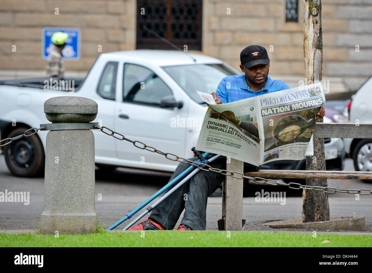 Pretoria, Sud Africa. Il 6 dicembre 2013. Un uomo la lettura di Madiba è morte a piazza della chiesa, il 6 dicembre 2013 a Pretoria, Sud Africa. Il padre della patria, Nelson Mandela, Tata Madiba, passate tranquillamente la sera del 5 dicembre 2013 nella sua casa di Houghton con la famiglia. (Foto di Gallo Immagini / Foto24 / Herman Verwey) Credito: Gallo immagini/Alamy Live News Foto Stock