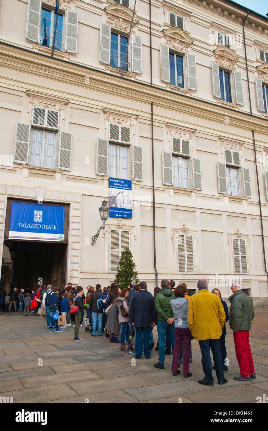 Coda per il Palazzo Reale in Piazza Castello Torino Piemonte Italia Europa Foto Stock