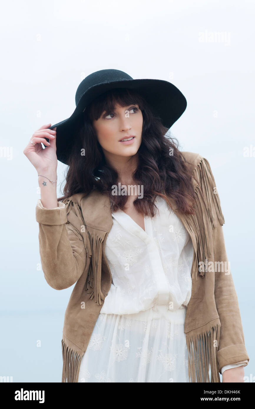 Donna che indossa un cappello, bohemian fashion style Foto Stock