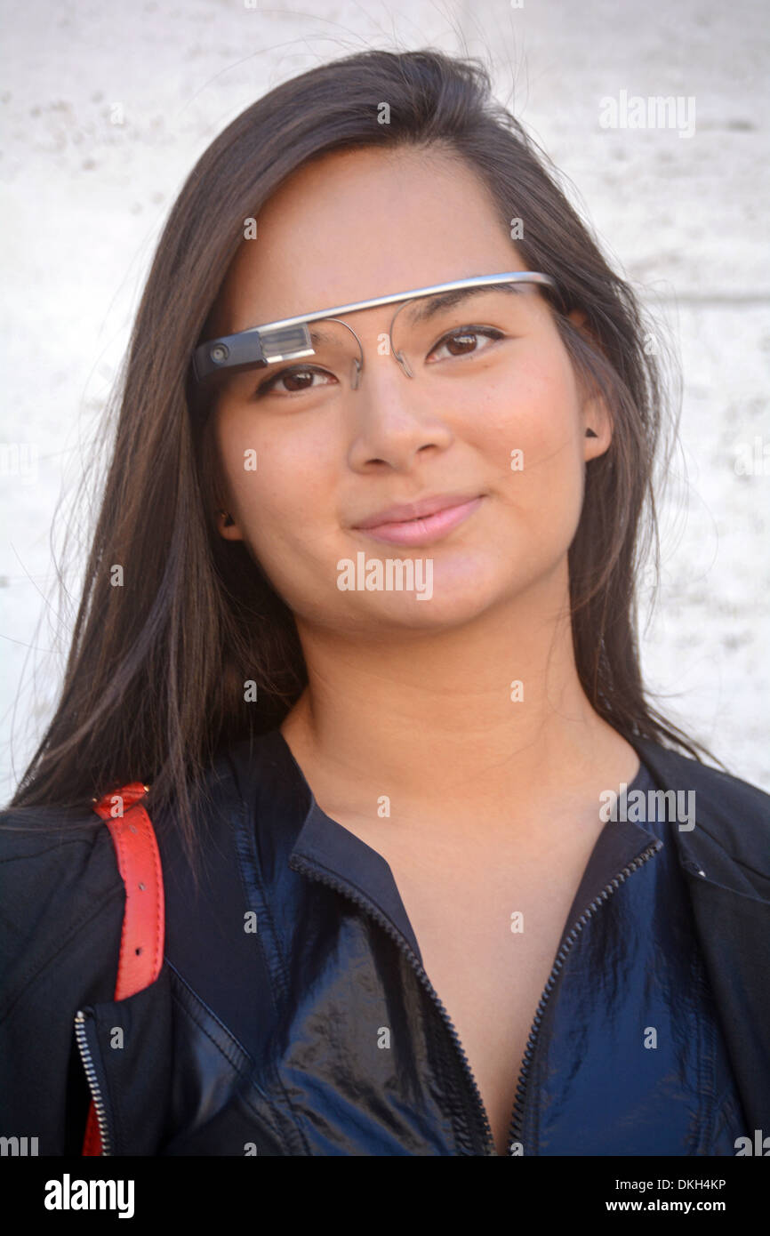 Ritratto di una giovane e bella donna che indossa gli occhiali di Google a Manhattan, New York City. Foto Stock