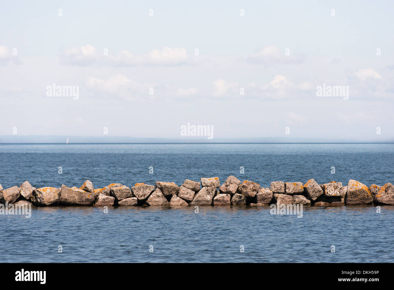 Natura tranquilla scena. Il molo di pietra e il lago. Vadstena, Svezia. Foto Stock