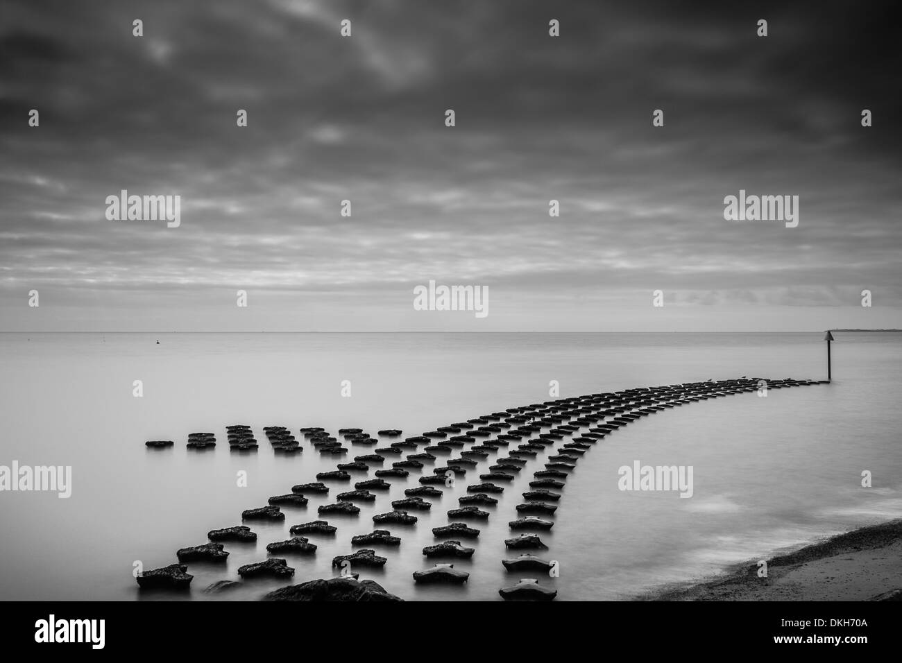 Le difese del mare in esecuzione per il Mare del Nord lungo la promenade a Felixstowe sulla costa di Suffolk Foto Stock