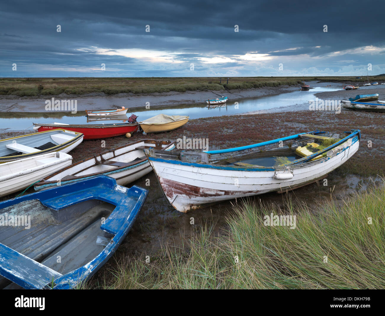 Un moody cielo sopra Morston Quay, Norfolk, Inghilterra, Regno Unito, Europa Foto Stock